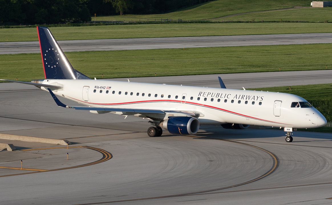 Самолет embraer 190 фото